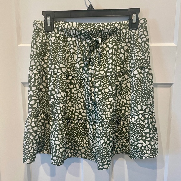 Vero Moda Graycen Skirt, NWOT, M, Olive Green/Cream abstract print Mini - Picture 1 of 7